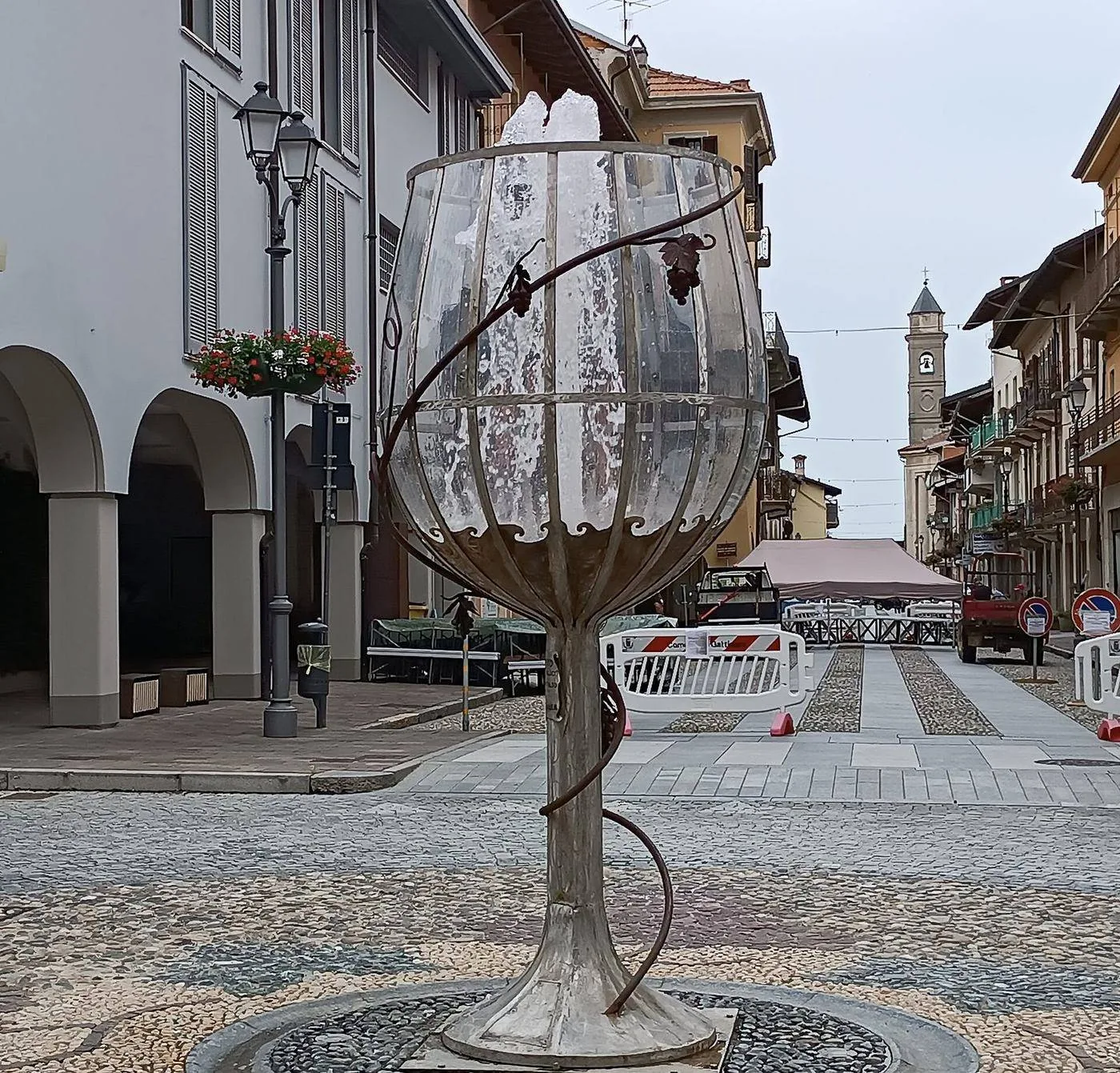 Il calice monumentale nel centro di Gattinara