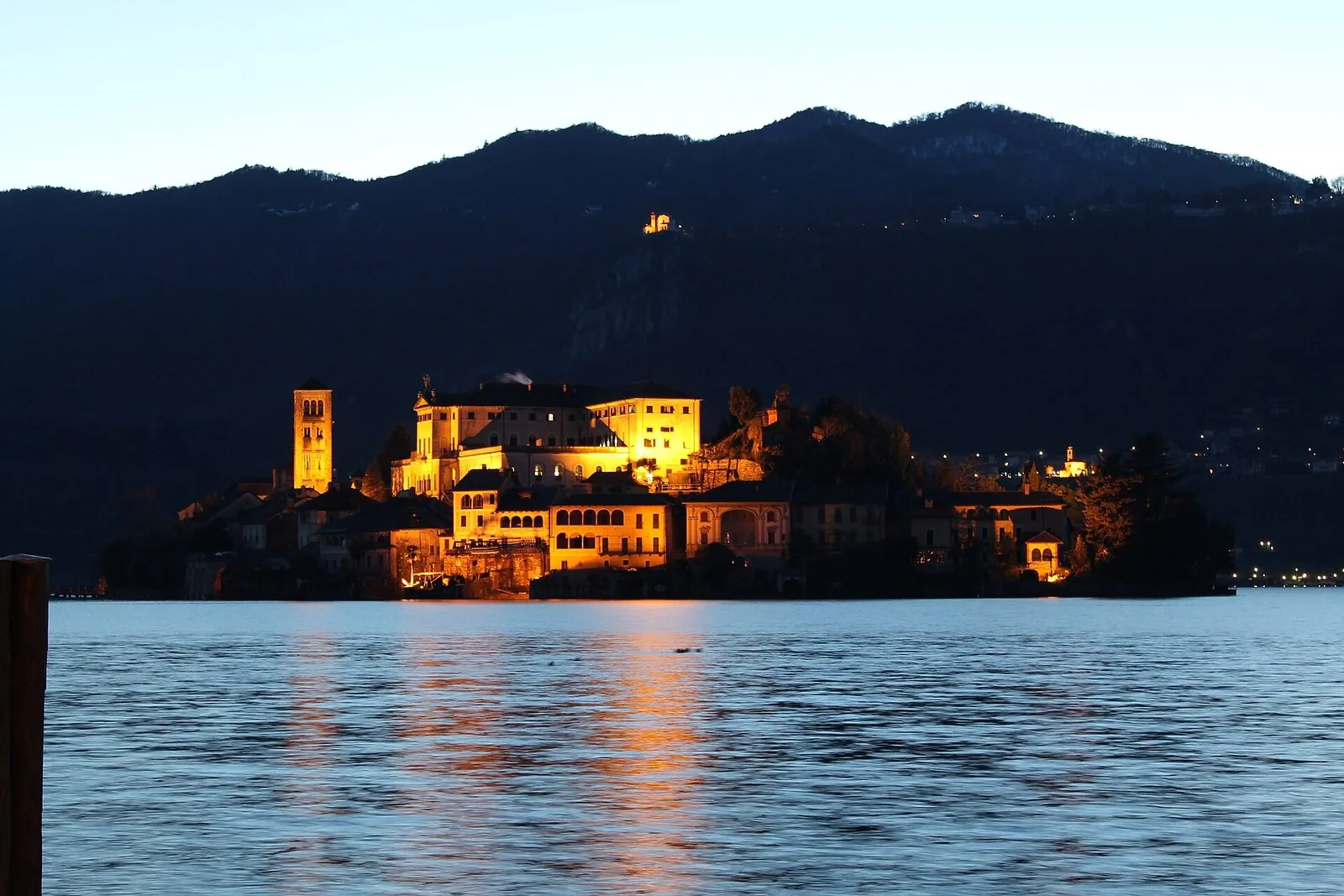 L'Isola di San Giulio illuminata al tramonto sul Lago d'Orta