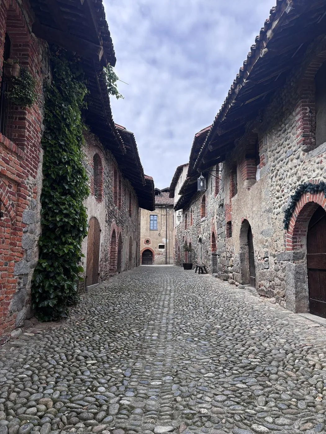 Strada acciottolata fra le case in pietra e mattoni del Ricetto di Candelo