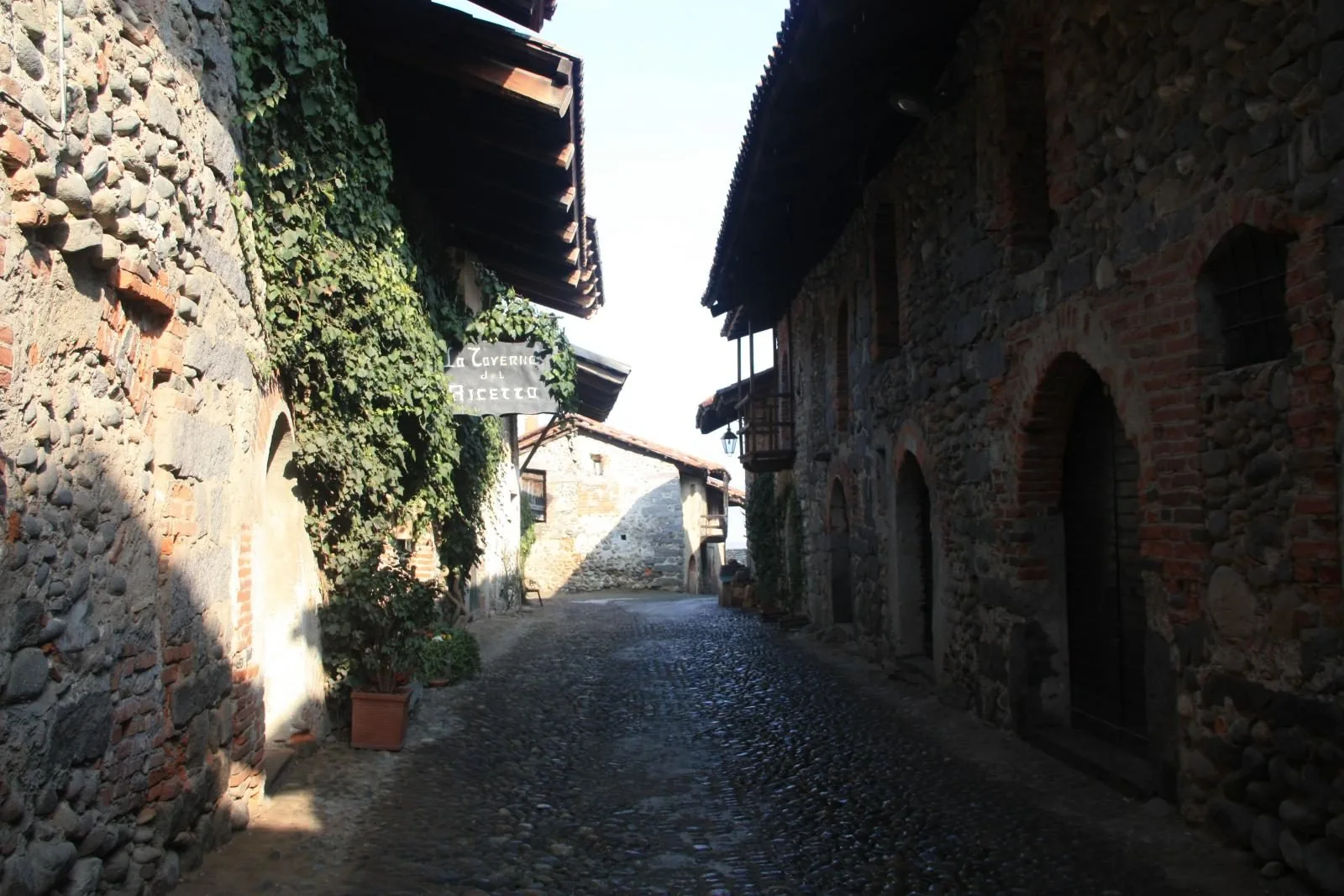 Vicolo acciottolato fra le case in ciottoli del Ricetto di Candelo