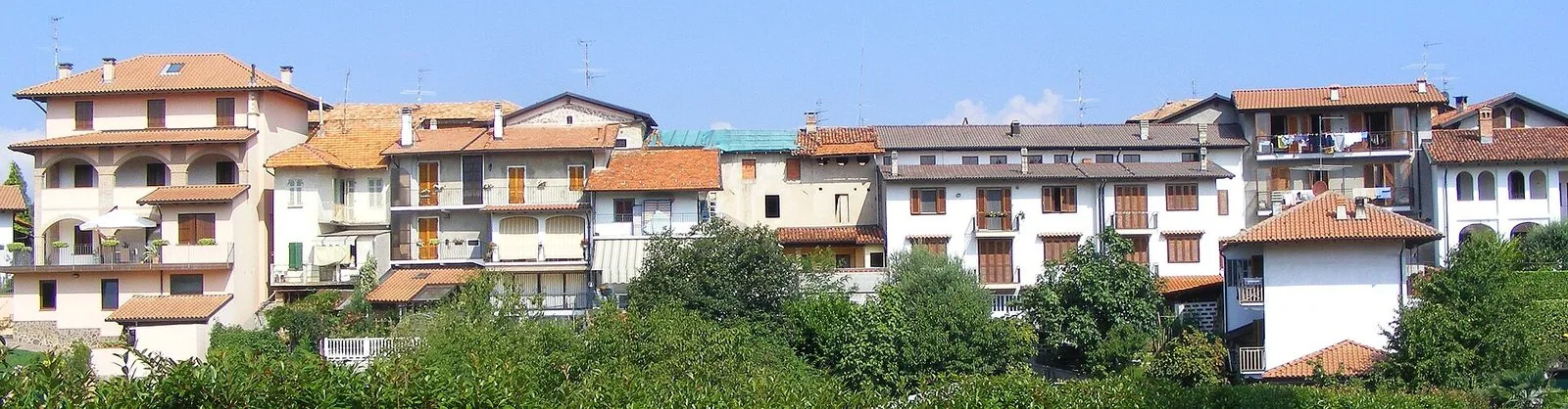 Le case della frazione San Maurizio di Roasio sulla collina