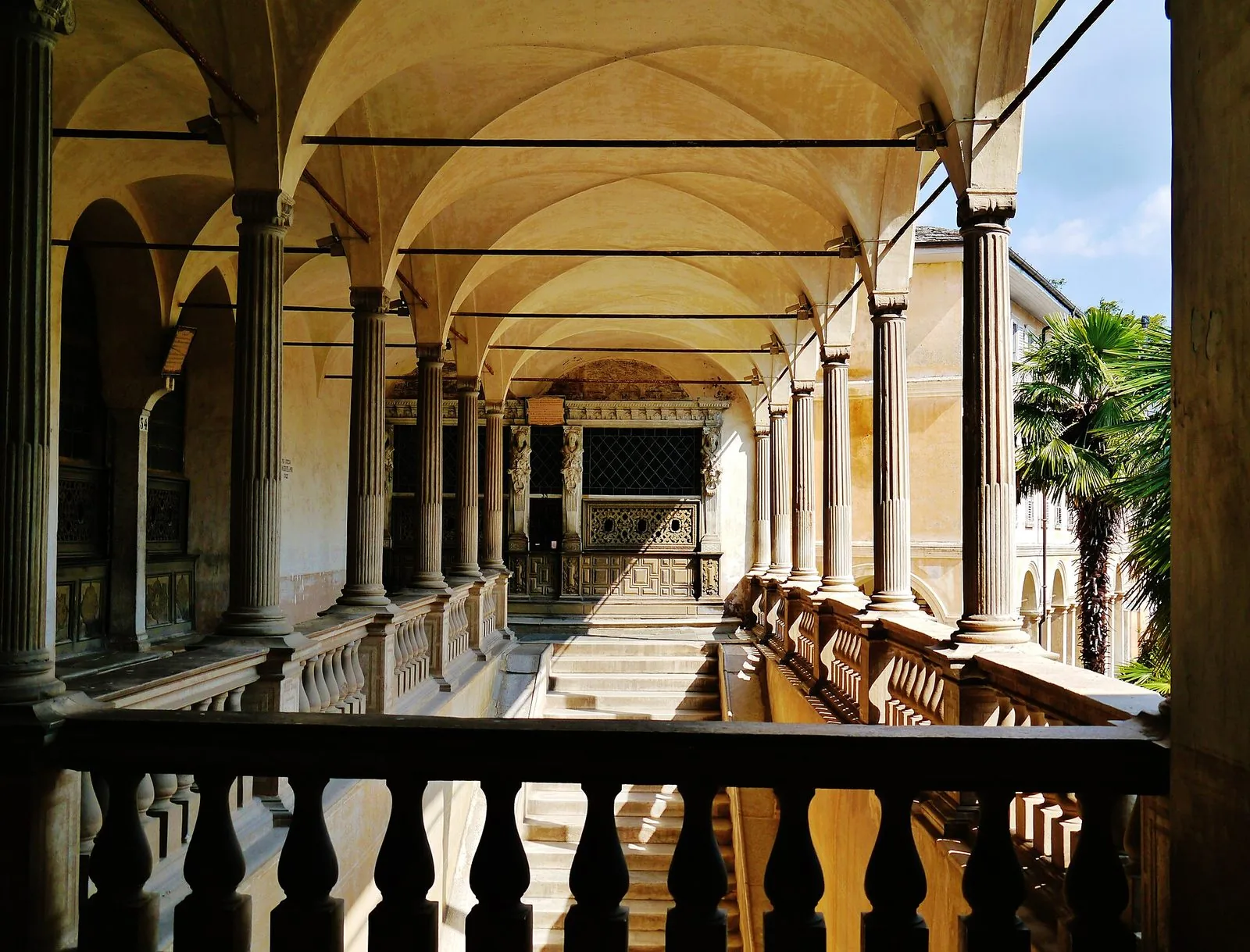 Il lungo loggiato porticato del Sacro Monte di Varallo